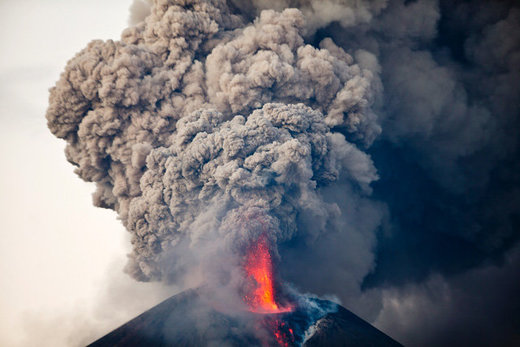Volcano Momotombo erupts