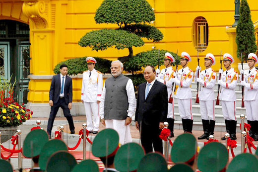 Vietnamese and Indian Prime Ministers Nguyen Xuan Phuc and Narendra Modi