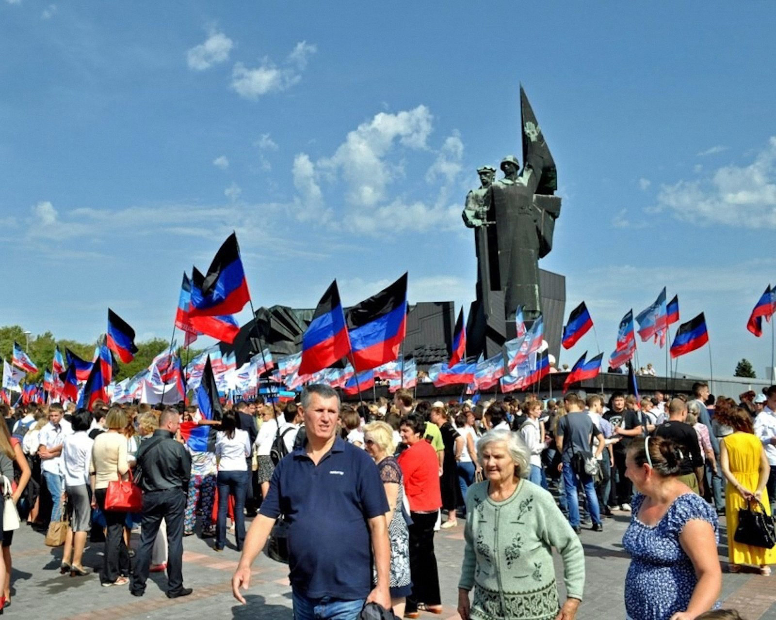 Peeeople in Donetsk