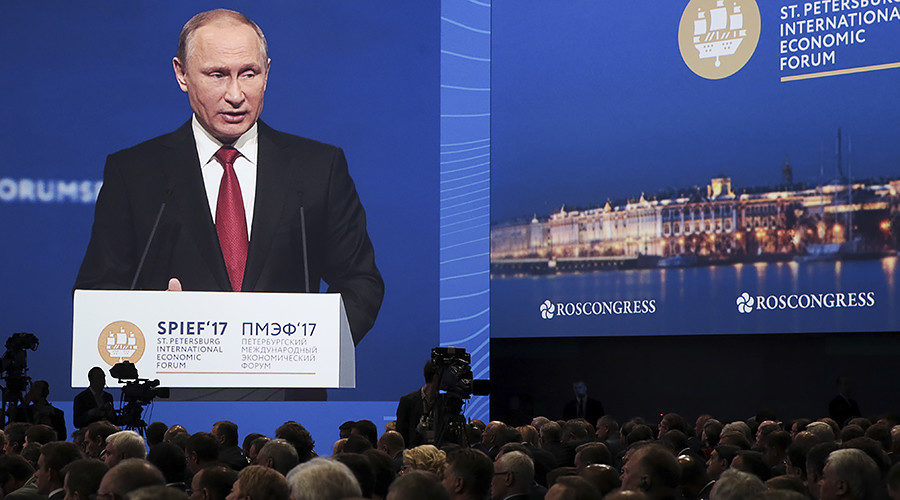 Nhấn để phóng to Russian President Vladimir Putin at the St. Petersburg International Economic Forum (SPIEF)