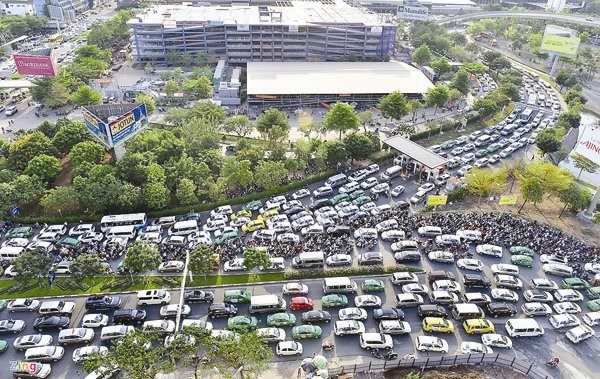 Traffic jam at Tân Sơn Nhất airport, Vietnam