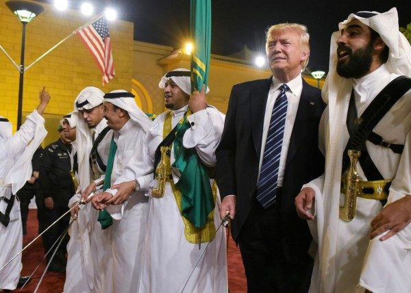 Nhấn để phóng to trump saudis sword dance