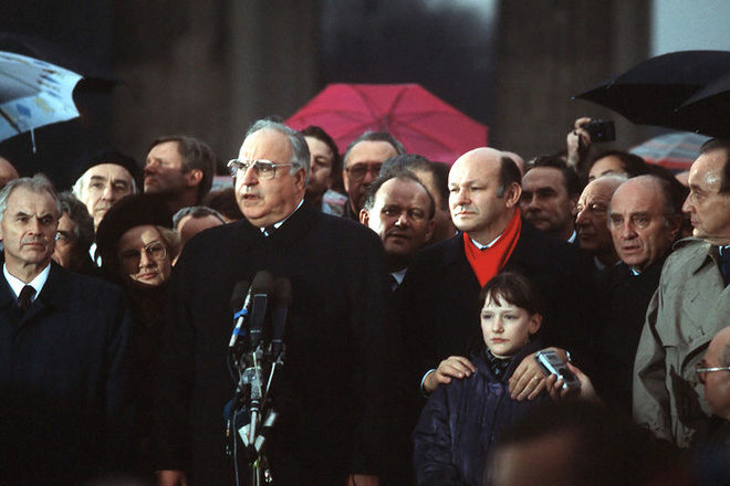 Helmut Kohl and Hans Modrow (left) at ceremony to unite Germany 1989