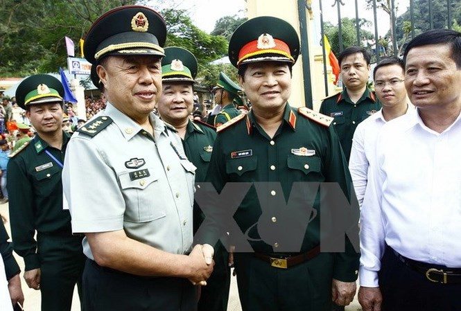 Vietnam defense minister Ngo Xuan Lich and Chinese Pham Truong Long