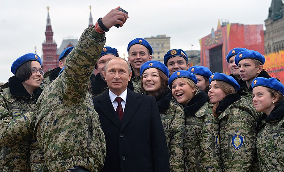 Putin young soldiers selfie