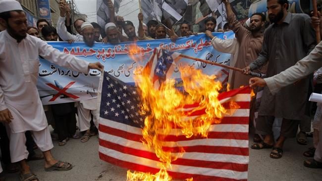 Pakistani protesters burn American flag