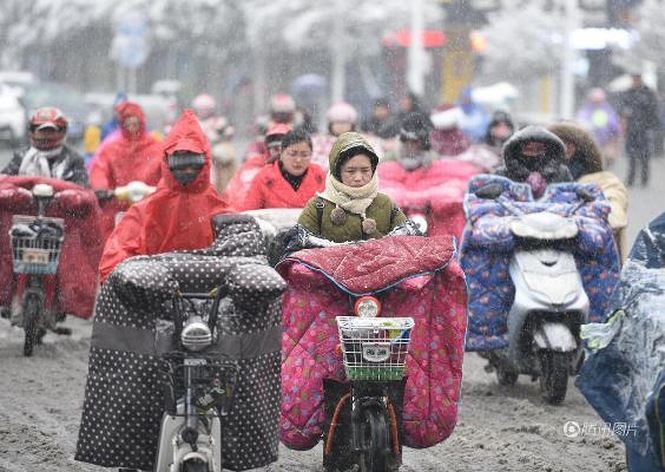 Chinese women struggle with cold, snow Jan 2018
