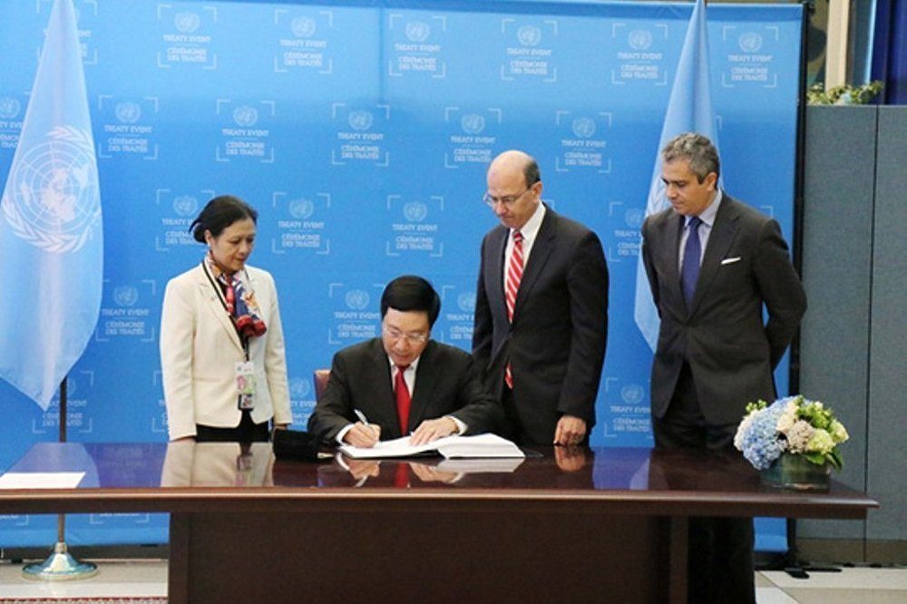 Vietnam Foreign Minister signs Nuclear Prohibition Treaty