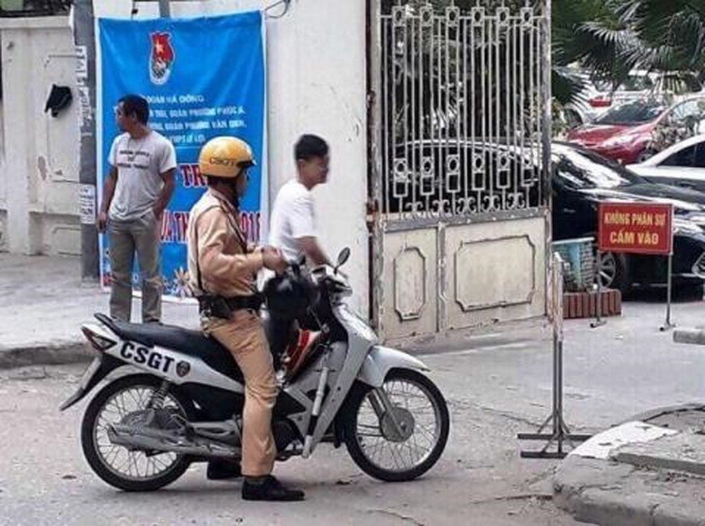 Vietnamese traffic police helping the public