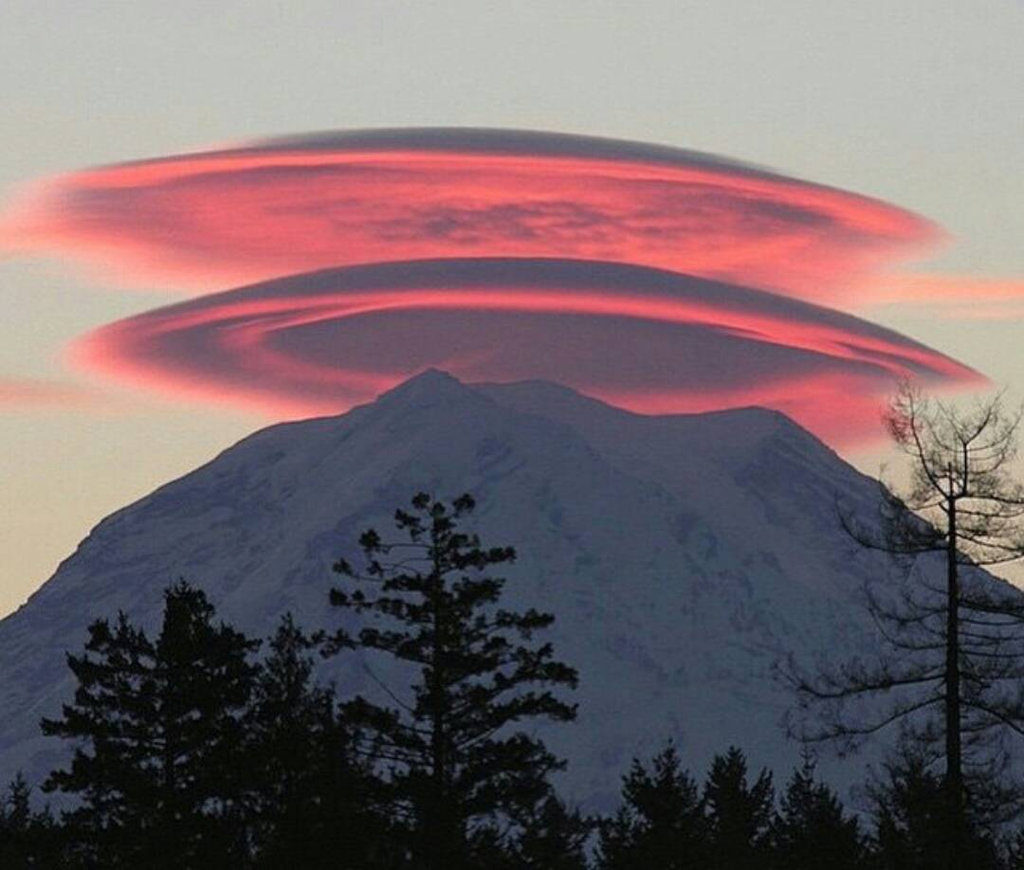 Nhấn để phóng to Lenticular clouds at My Rainier