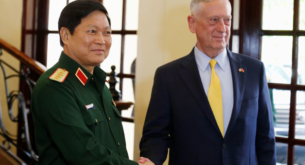 Vietnam Defense Minister Ngô Xuân Lịch and US Secretary of Defense James Mattis