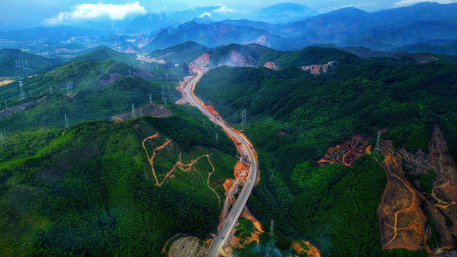 Hạ Long - Vân Đồn highway
