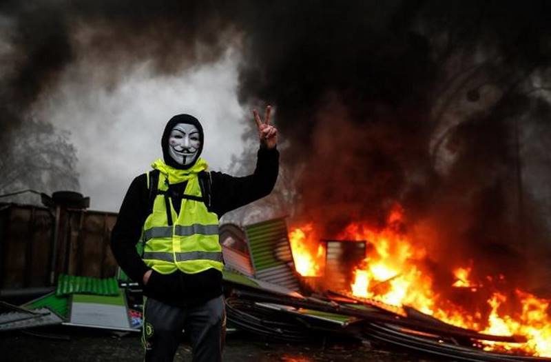 yellow vest vendetta guy fawkes mask