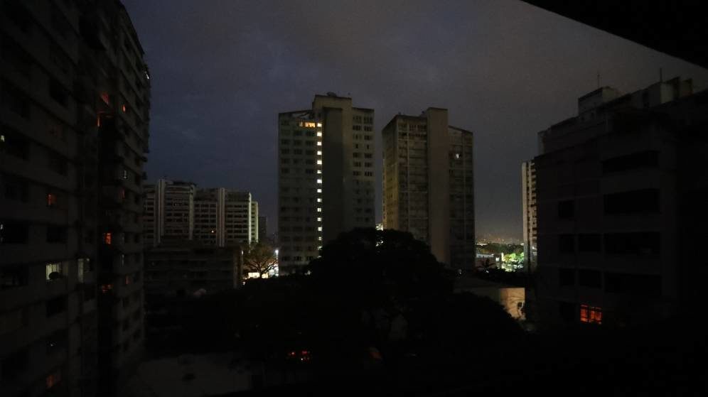 Las luces de emergencia de algunos edificios, lo único encendido en Caracas durante la noche de este jueves.
