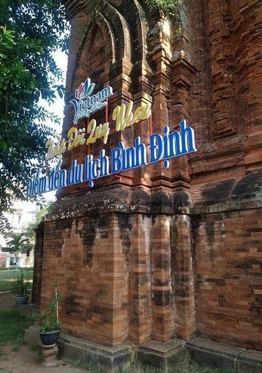 Tháp Chăm cổ bị khoan đục ở Bình Định
