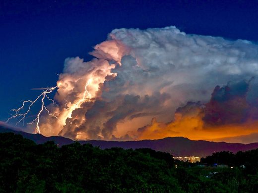 Cumulonimbus: rain-bearing