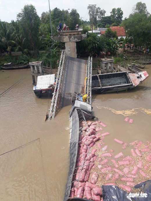Collapsed bridge in Vietnam due to being overloaded