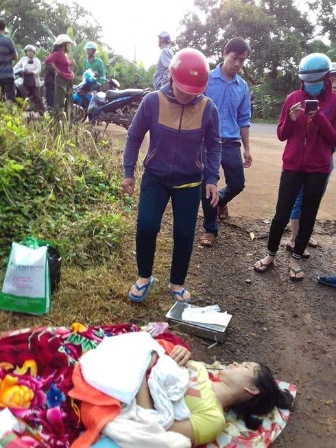 Vietnam woman giving birth on road
