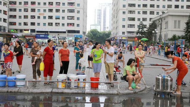 Hanoi people queueing for clean drinking water