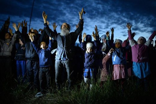 Nhấn để phóng to Poteryaevka village, Altai Oblast. Evening prayer in the Orthodox community.